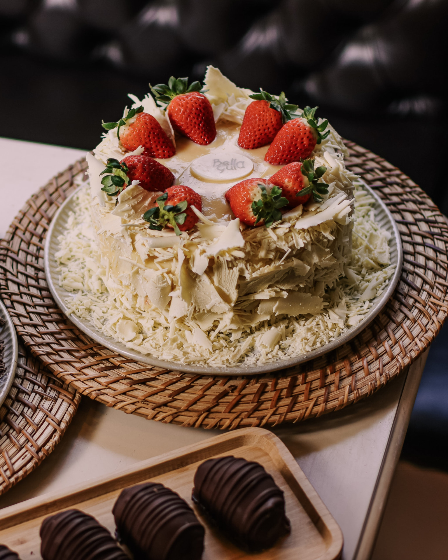 Torta Bella Gula com morangos e raspas de chocolate branco