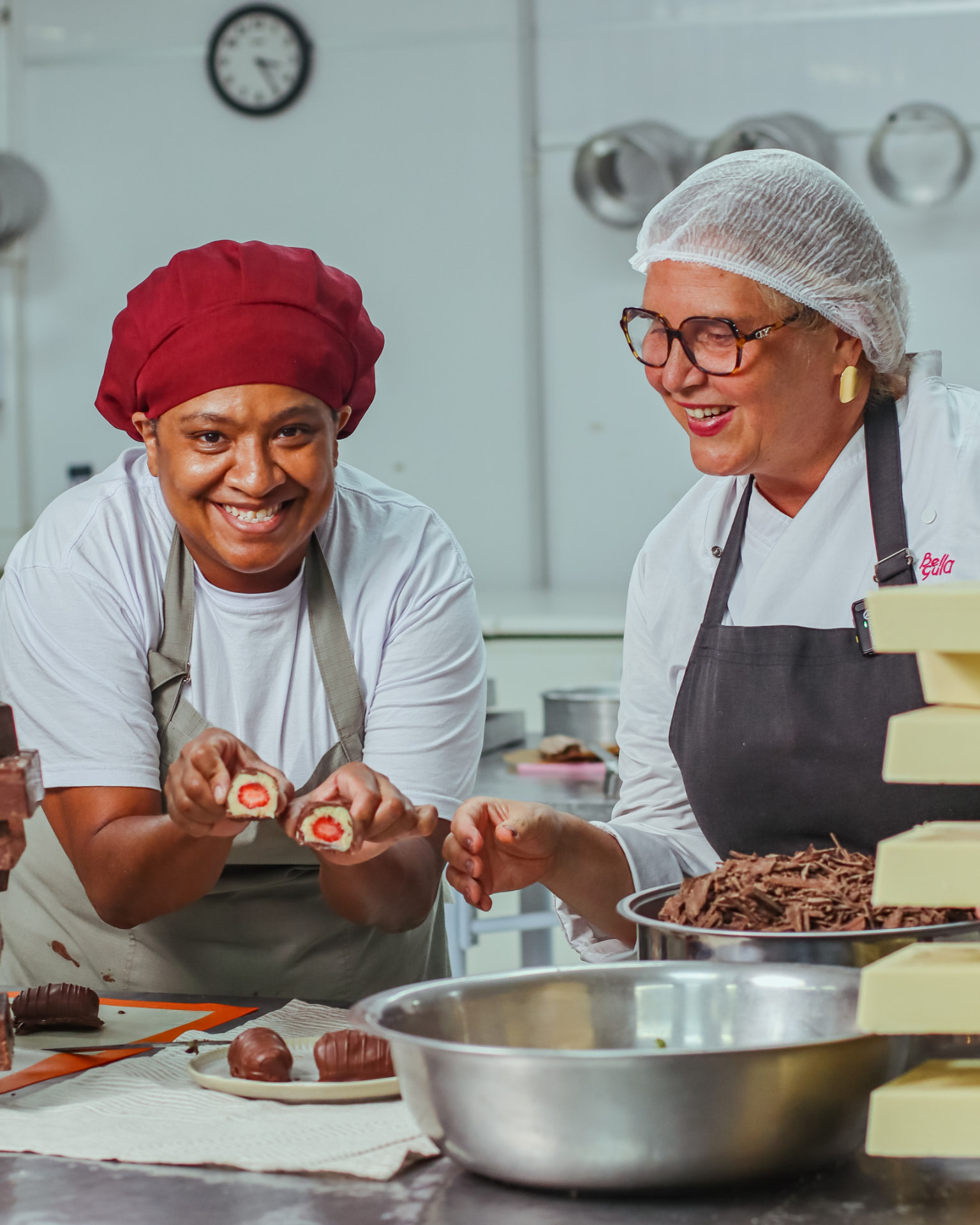 Equipe Bella Gula na fábrica preparando doces