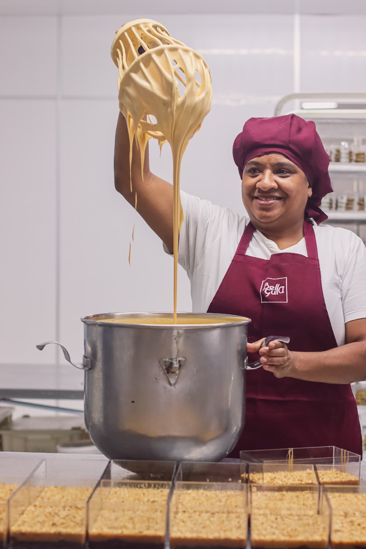 Preparo de recheio cremoso na cozinha industrial