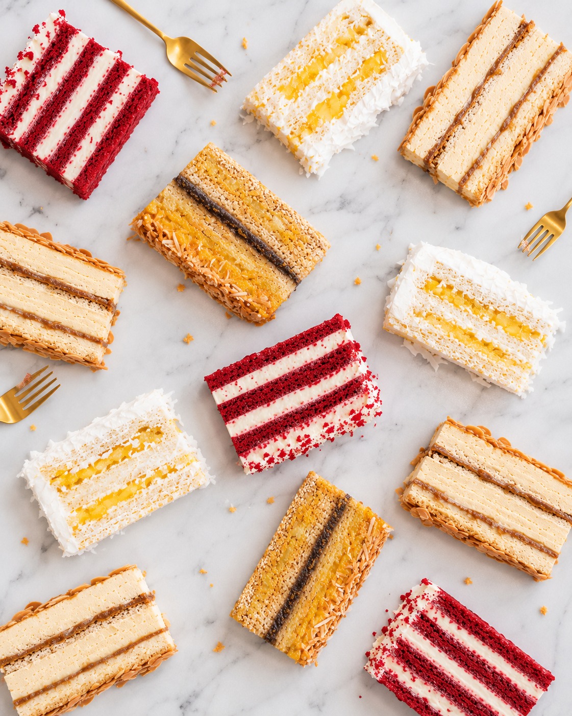 Variedade de fatias de torta sobre mármore